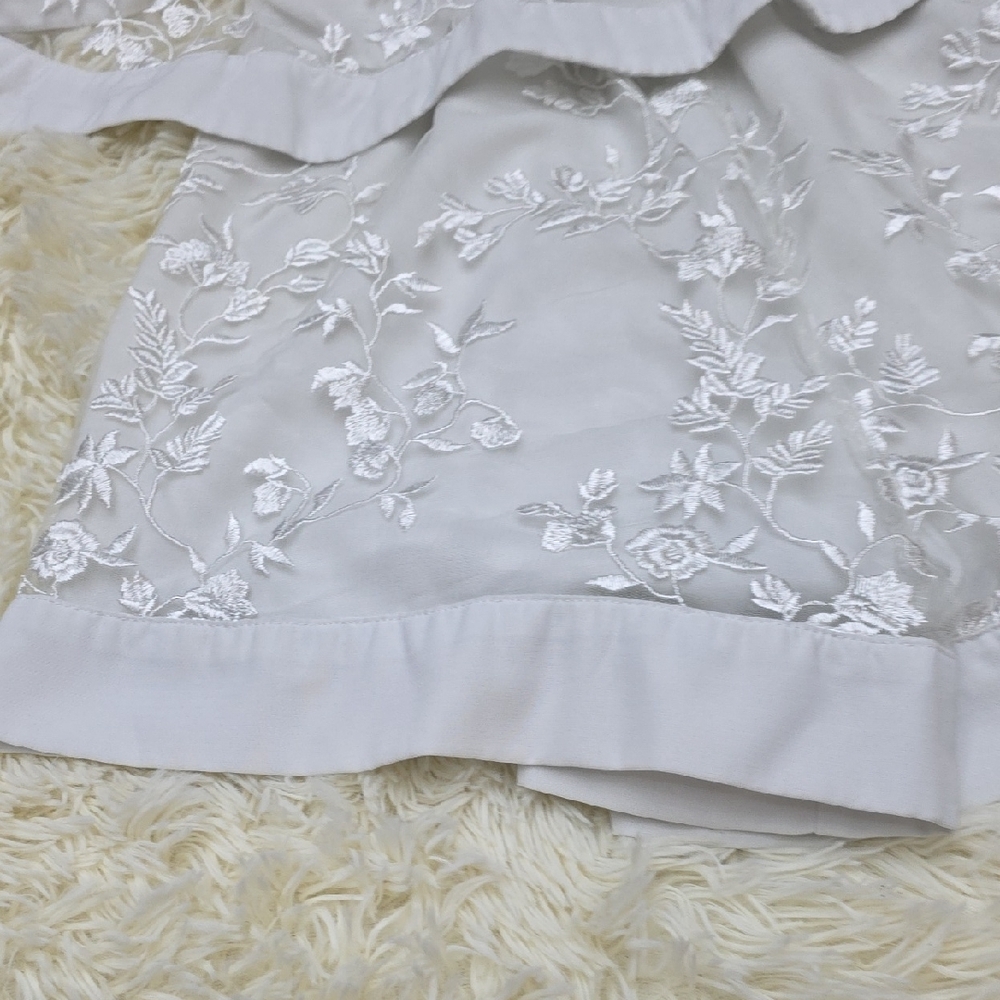 Chic White Floral Embroidered Women's Blouse - Picture 3 of 7